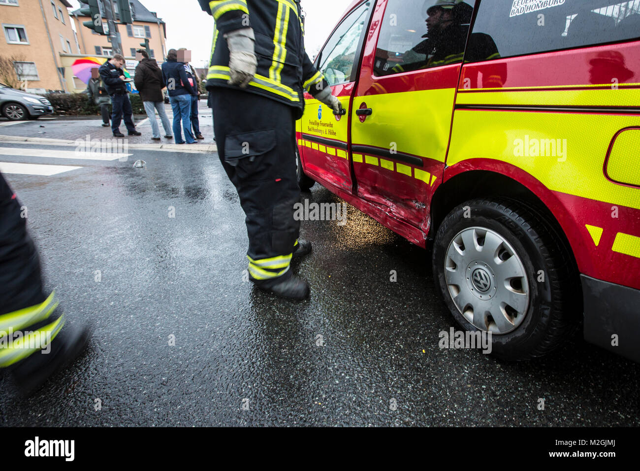 Beim Unfall eines Feuerwehrfahrzeugs mit einem PKW und einer Fahrradfahrerin sind am Nachmittag des zweiten Weihnachtsfeiertags in Bad Homburg drei Personen verletzt worden. Der Einsatzleitwagen war auf Alarmfahrt zu einem Verkehrsunfall auf der Autobahn A661. +++ 3S PHOTO / Foto: Sven-Sebastian Sajak Stock Photo