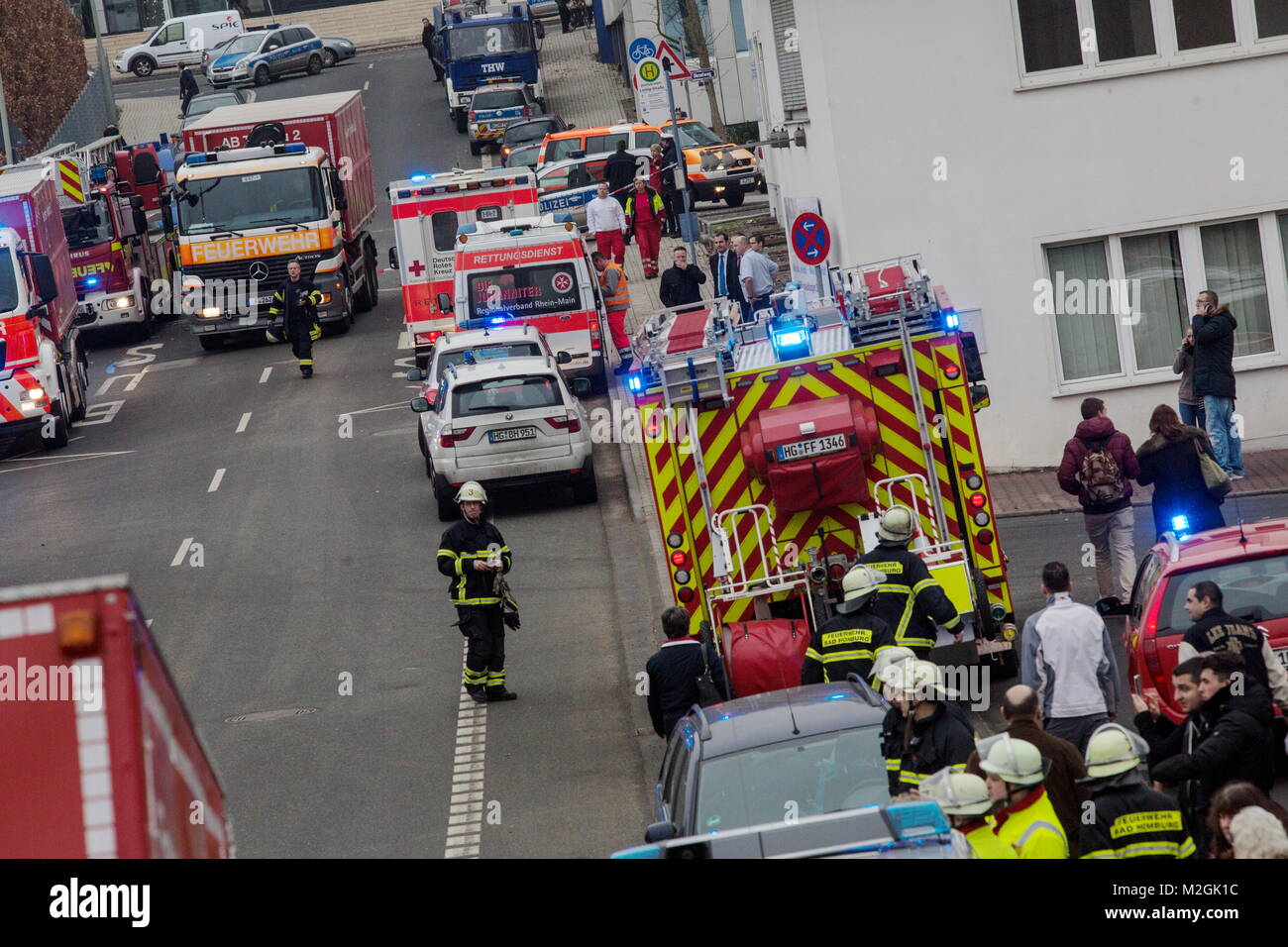 Rettungskräfte sind am 11. Dezember 2013 an einem Markt der Discounter-Kette  "Aldi" im hessischen Bad Homburg im Einsatz. Aus bislang ungeklärter  Ursache, war ein Baukran auf den Supermarkt gestürzt. Eine 46-jährige Frau
