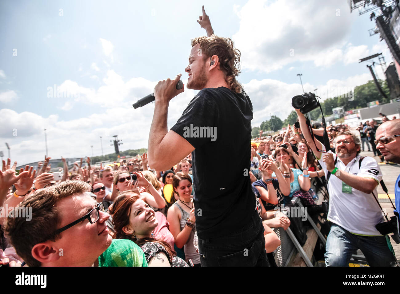 Sänger und Frontmann der Imagine Dragons Dan Reynolds beim Auftritt auf der Centerstage des Rock im Park-Festivals 2013 in Nürnberg. +++ 3S PHOTO / Foto: Sven-Sebastian Sajak Stock Photo