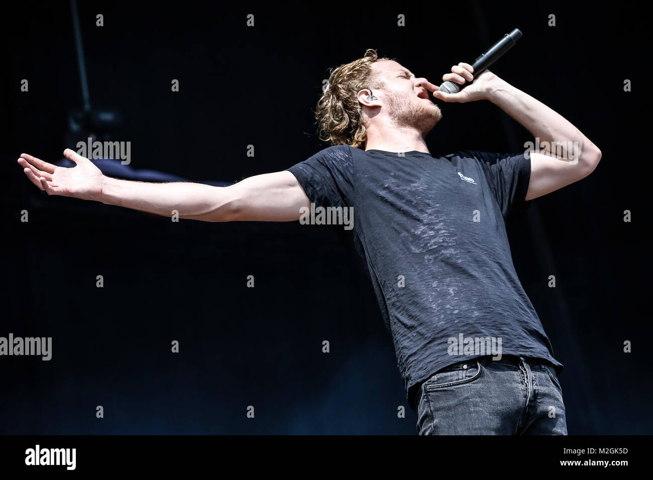 Sänger und Frontmann der Imagine Dragons Dan Reynolds beim Auftritt auf der Centerstage des Rock