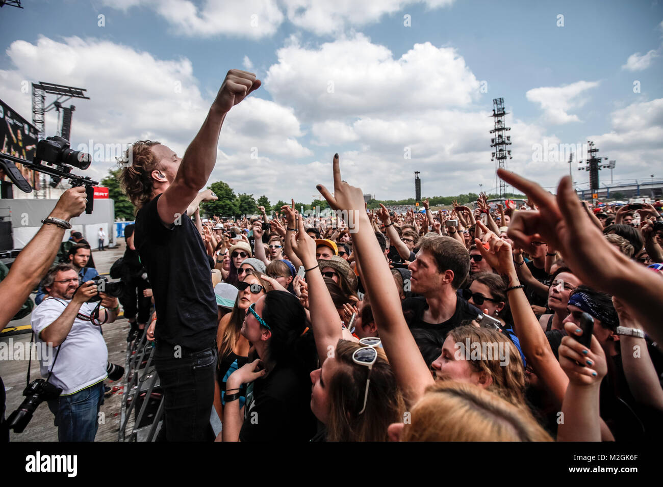 Sänger und Frontmann der Imagine Dragons Dan Reynolds beim Auftritt auf der Centerstage des Rock