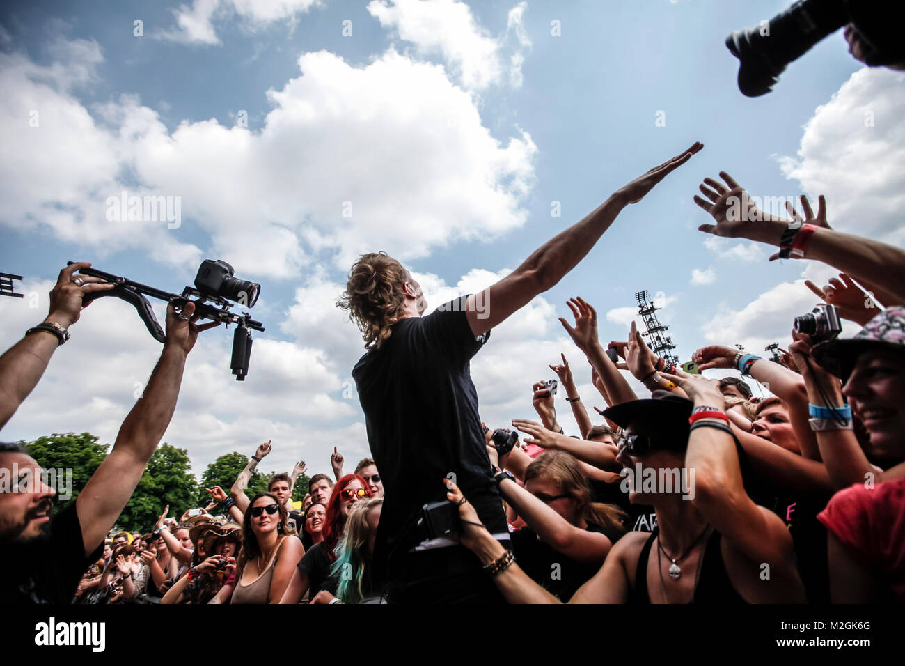 Sänger und Frontmann der Imagine Dragons Dan Reynolds beim Auftritt auf der Centerstage des Rock im Park-Festivals 2013 in Nürnberg. +++ 3S PHOTO / Foto: Sven-Sebastian Sajak Stock Photo