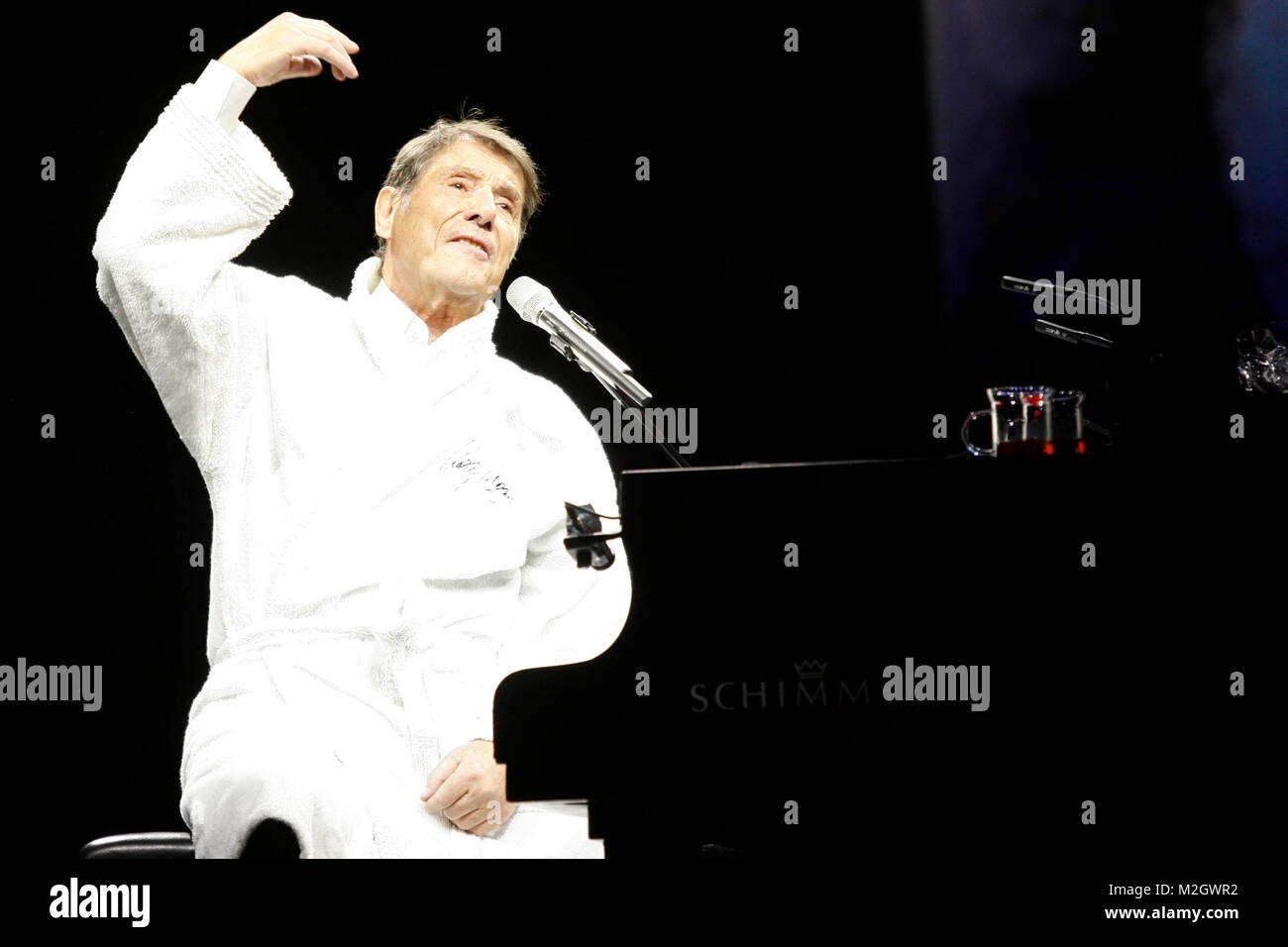 Der 77-jährige Unterhaltungsmusiker Udo Jürgens spielt am 20.02.2012 in der ausverkauften Festhalle in Frankfurt am Main. +++ 3S PHOTO / Foto: Sven-Sebastian Sajak Stock Photo