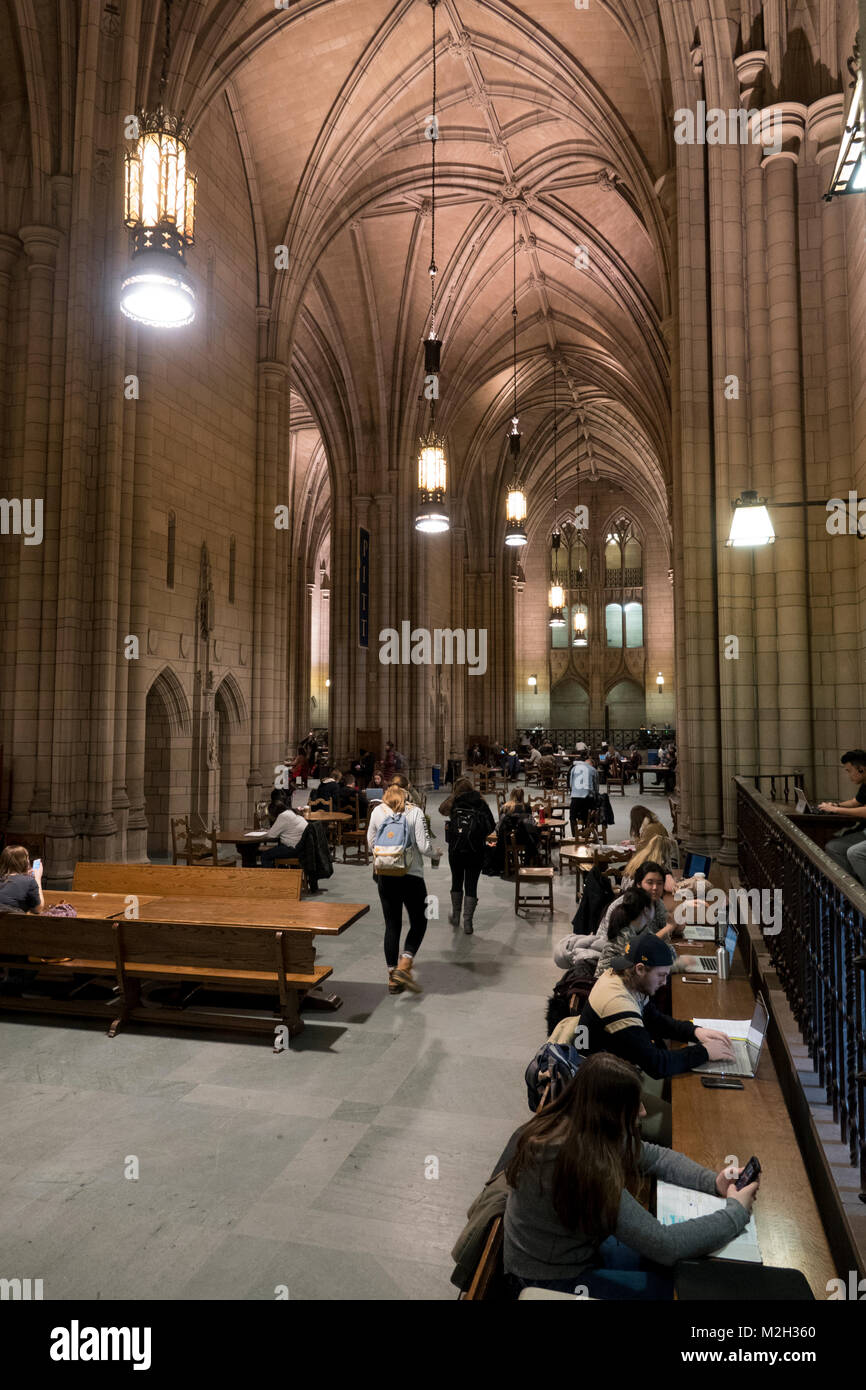 USA Pennsylvania Pittsburgh PA Cathedral of Learning at University of Pittsburgh PITT  Students studying Stock Photo