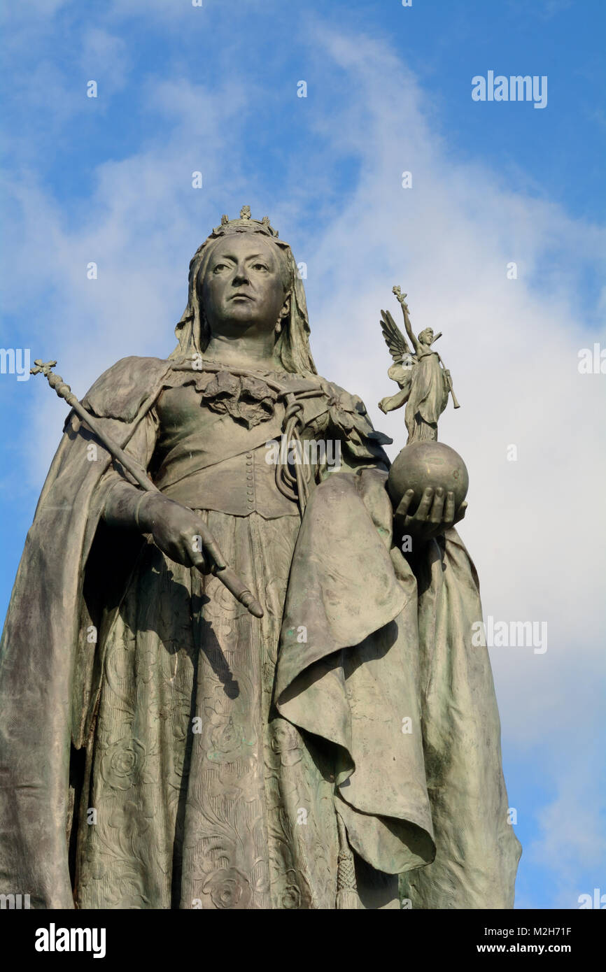 A bronze statue of Queen Victoria on Grand Avenue in Brighton & Hove Stock Photo Alamy