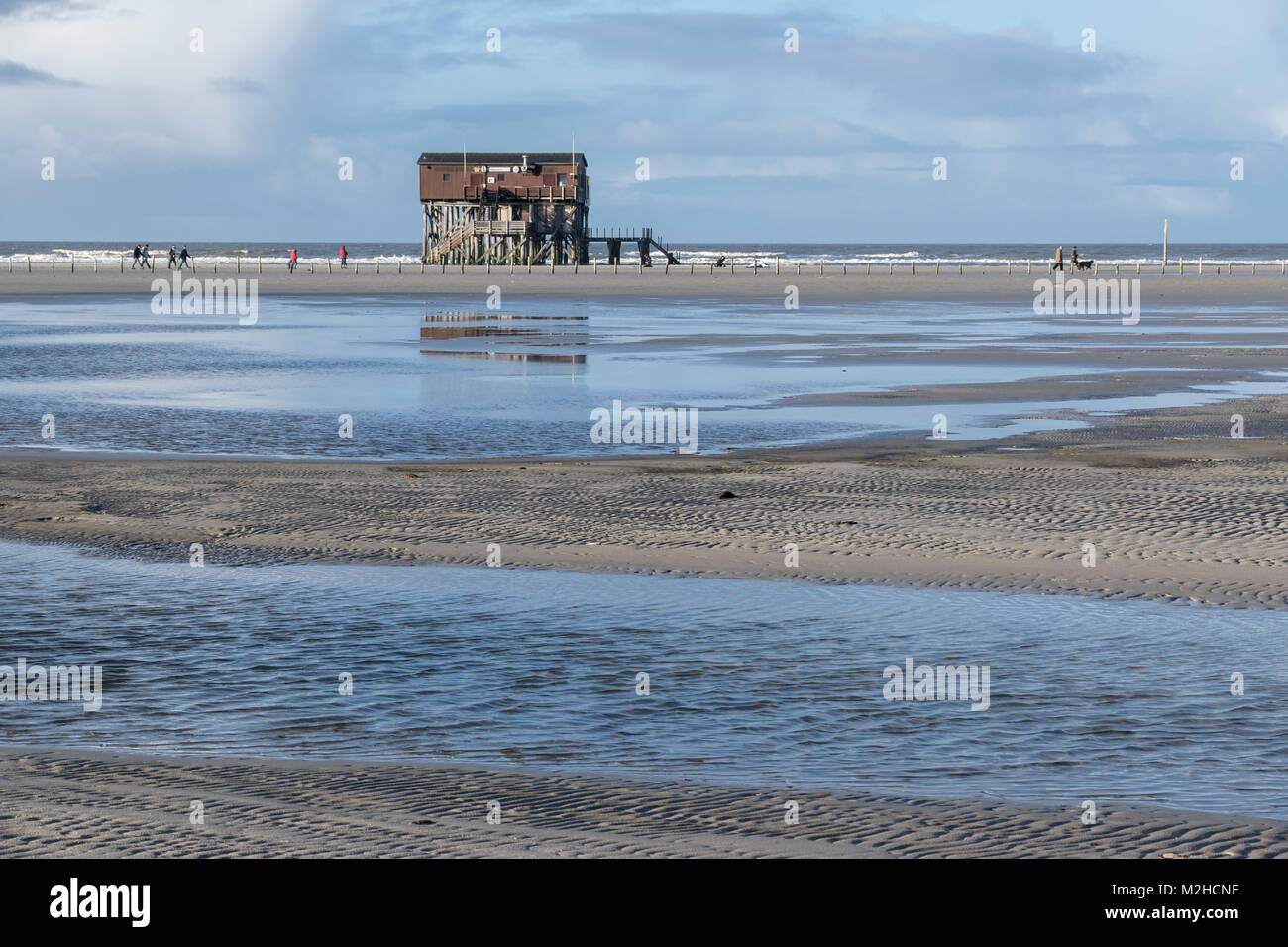 Sankt Peter-Ording, Ordinger Strand bei Hochwasser mit Überfltungen. Die Pfahlbauten stehen zum Teil im Wasser und sind nicht erreichbar Stock Photo