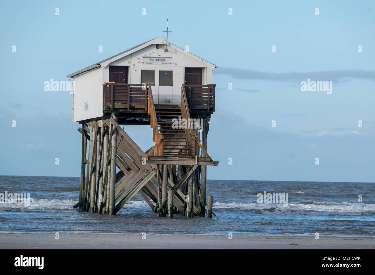 Sankt Peter-Ording, Ordinger Strand bei Hochwasser mit Überfltungen. Die Pfahlbauten stehen zum Teil im Wasser und sind nicht erreichbar Stock Photo