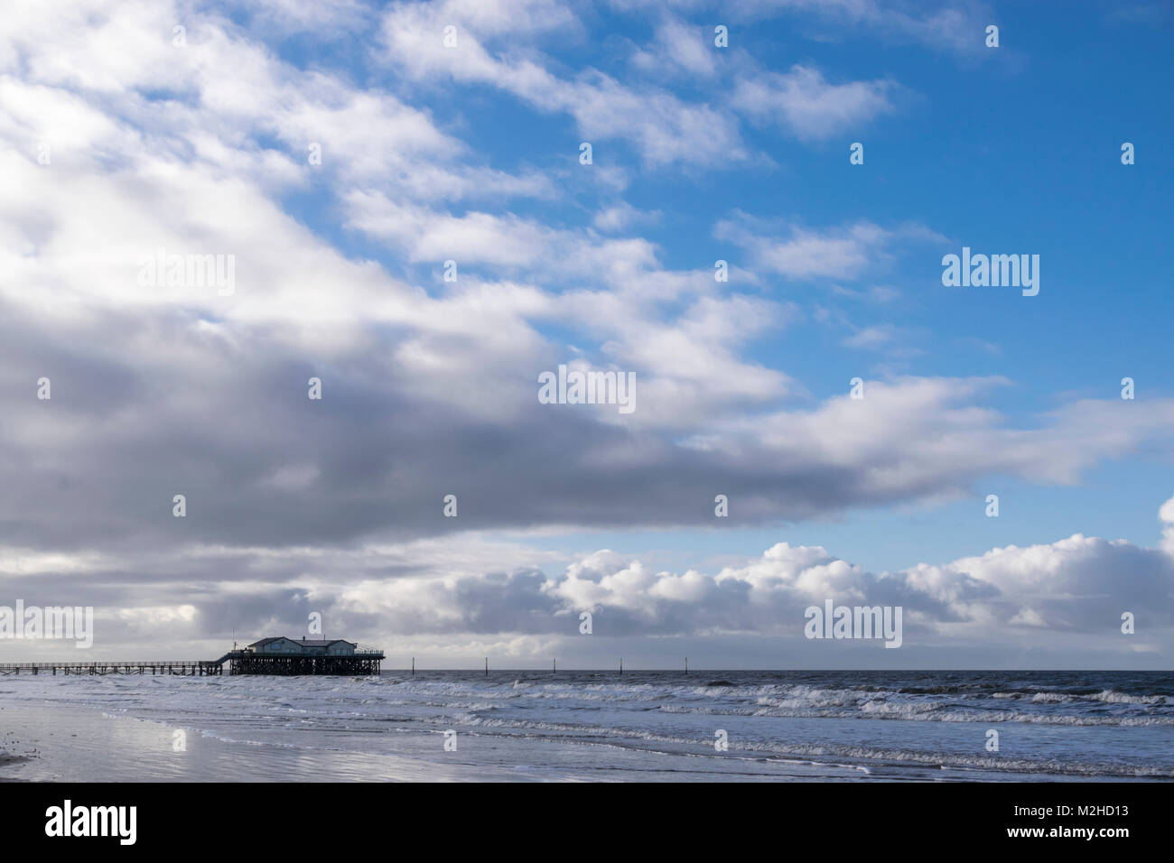 Sankt Peter-Ording, Ordinger Strand bei Hochwasser mit Überfltungen. Die Pfahlbauten stehen zum Teil im Wasser und sind nicht erreichbar Stock Photo