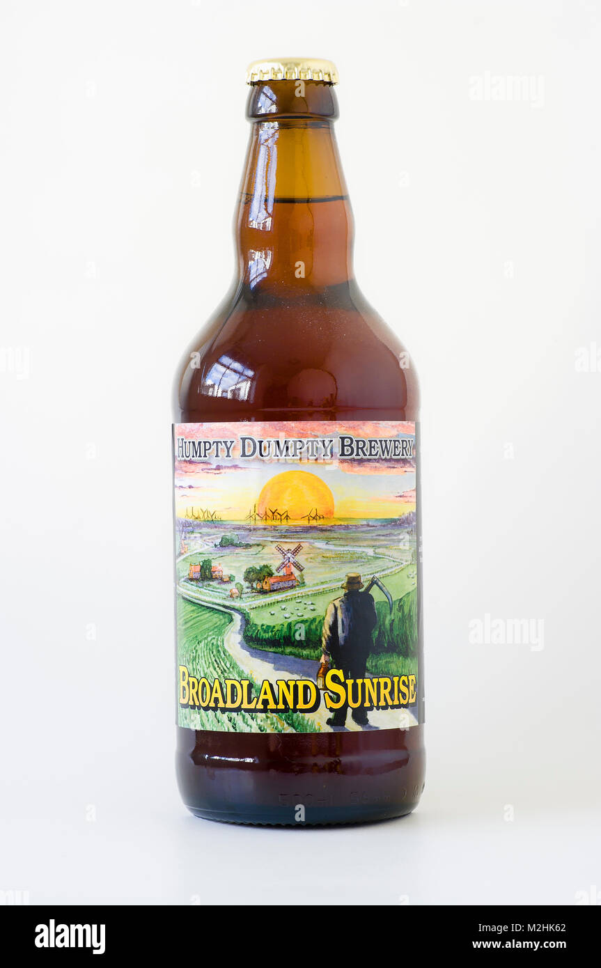 A bottle of real ale from East Anglian Humpty Dumpty Brewery - BROADLAND SUNRISE depicting a farming scene in UK Stock Photo