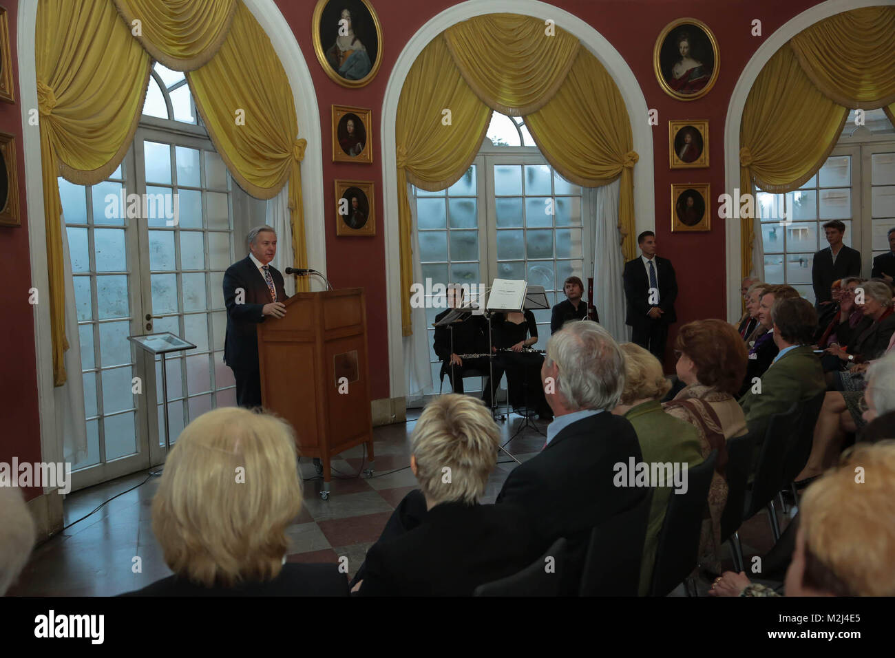 Klaus Wowereit hält eine Rede bei der Eroeffnung zur Ausstellung -Gestalten, Benutzen, Sammeln. 250 Jahre Porzellan aus der Königlichen Manufaktur - in Berlin, 18.09.2013 Stock Photo
