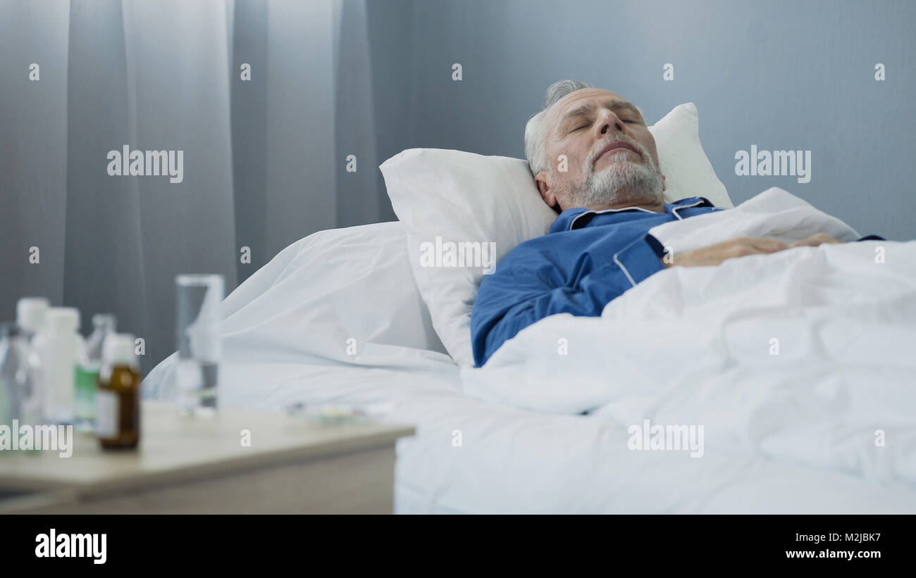 Видео больной муж. Постельный режим пациента. Старик на больничной кровати.