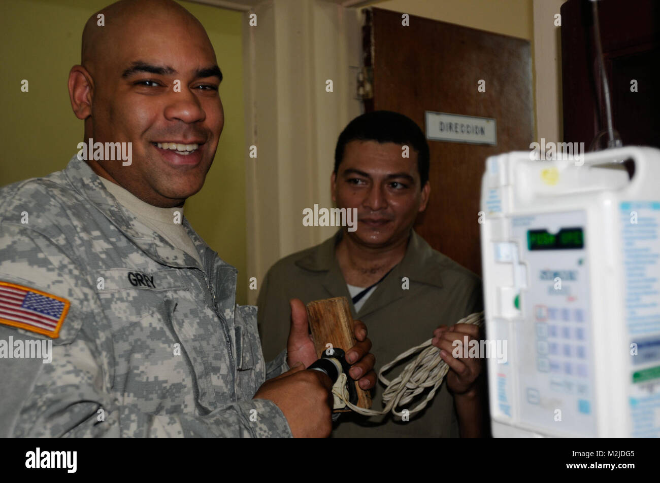 Spc. Robert Grey from Las Vegas, New Mexico teaches a Salvadorian