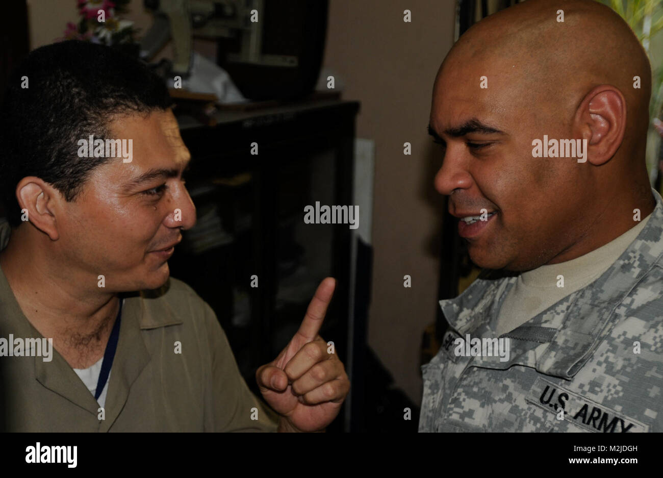 Spc. Robert Grey from Las Vegas, New Mexico teaches a Salvadorian