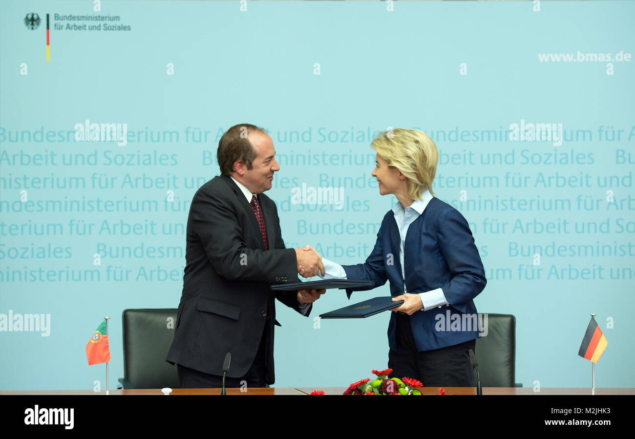 Deutsch Minister für Arbeit, erhält Ursula von der Leyen mit ihrem Amtskollegen Alvaro Santos Pereira nach einer Zustimmung zu mehr Beschäftigungsmöglichkeiten für junge Menschen in Europa zu schaffen unterzeichnen. Stock Photo