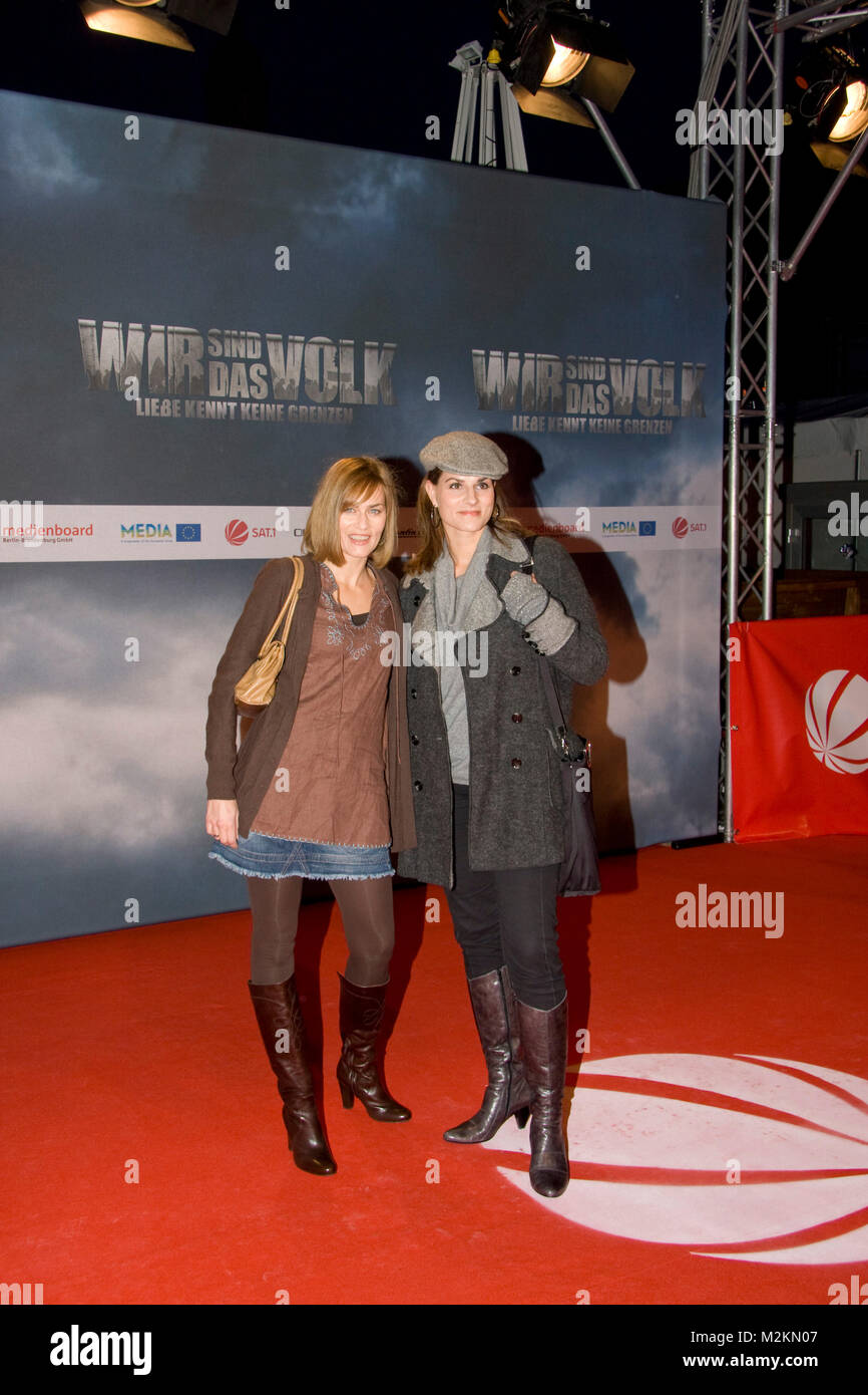 Gesine Cukrowski und Susan Uplegger auf dem Roten Teppich zur Premiere des SAT.1-Films ''Wir sind das Volk - Liebe kennt keine Grenzen' im Kosmos, Berlin, am 24.09.2008 Stock Photo