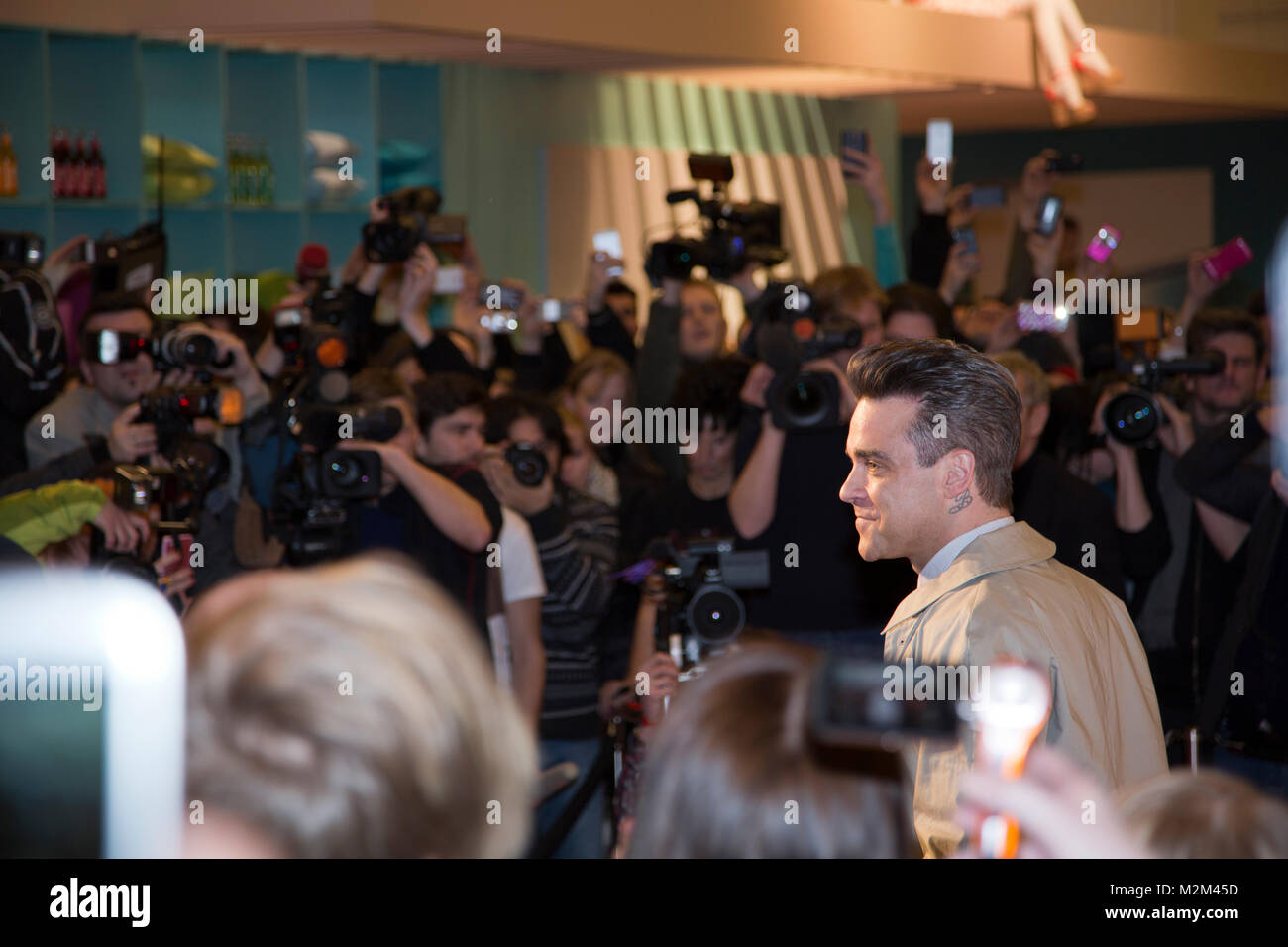 Robbie Williams umringt von Fans und Fotografen bei der Präsentation seines Männermode-Labels 'Farrell' ins KaDeWe Berlin, am 26.02.2013 Stock Photo