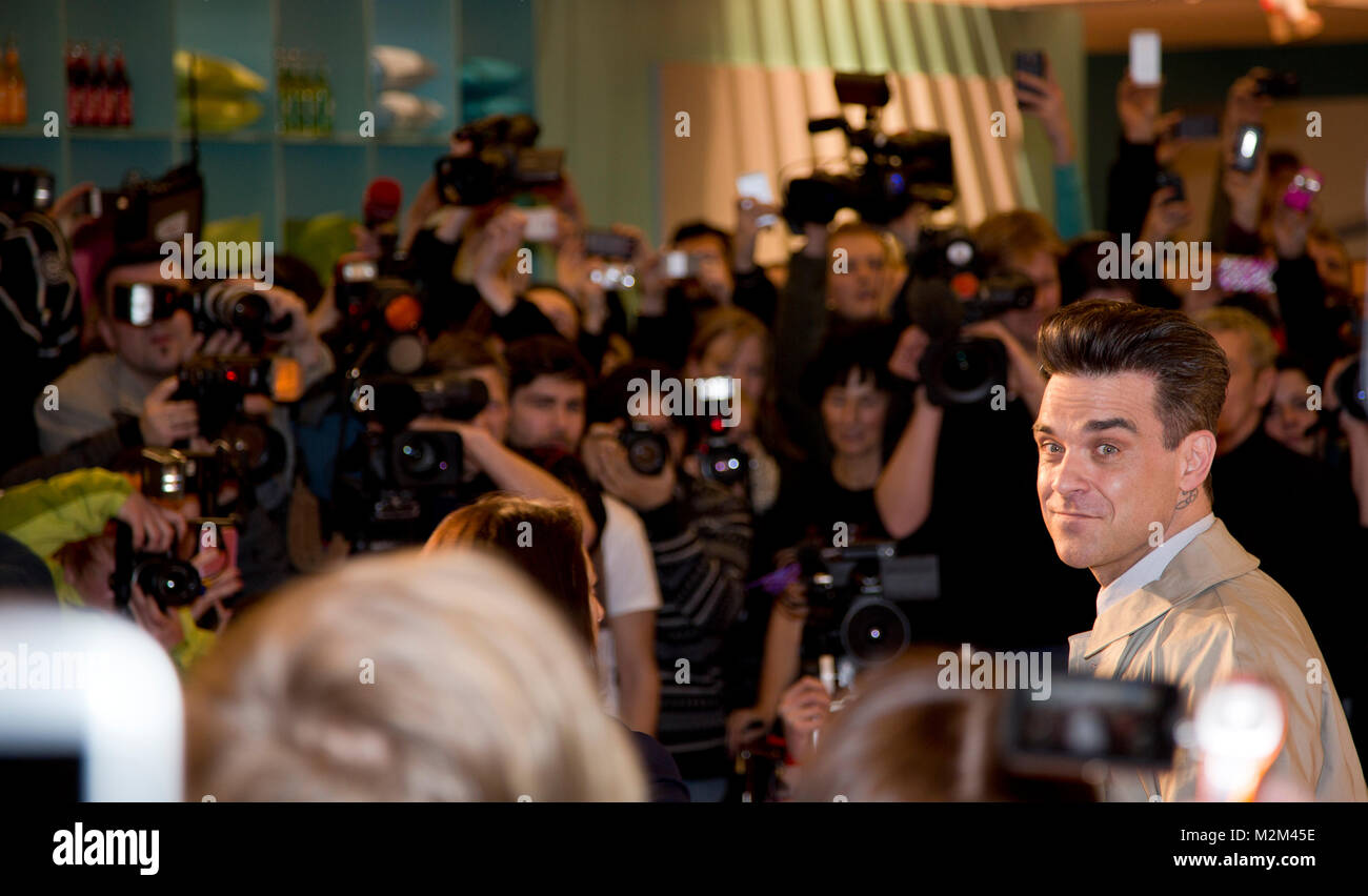 Robbie Williams umringt von Fans und Fotografen bei der Präsentation seines Männermode-Labels 'Farrell' ins KaDeWe Berlin, am 26.02.2013 Stock Photo