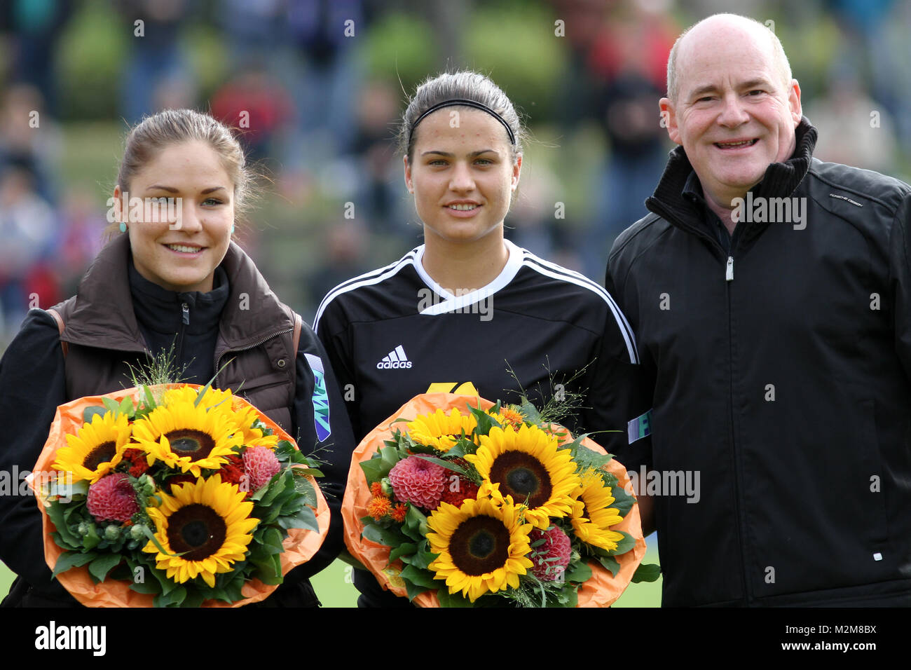 von links: Silvana Chojnowski und Dzsenifer Marozsán werden von Siegfried Dietrich für die U20-Vizeweltmeisterschaft geehrt Stock Photo