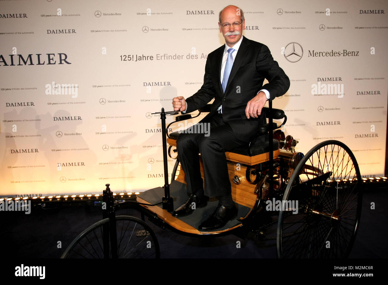 GERMANY, STUTTGART - 29. JANUAR / Mercedes-Benz-Museum / Festakt 125 Jahre  Erfinder des Automobils / Dr. Dieter Zetsche posiert auf einem Automobil  Stock Photo - Alamy
