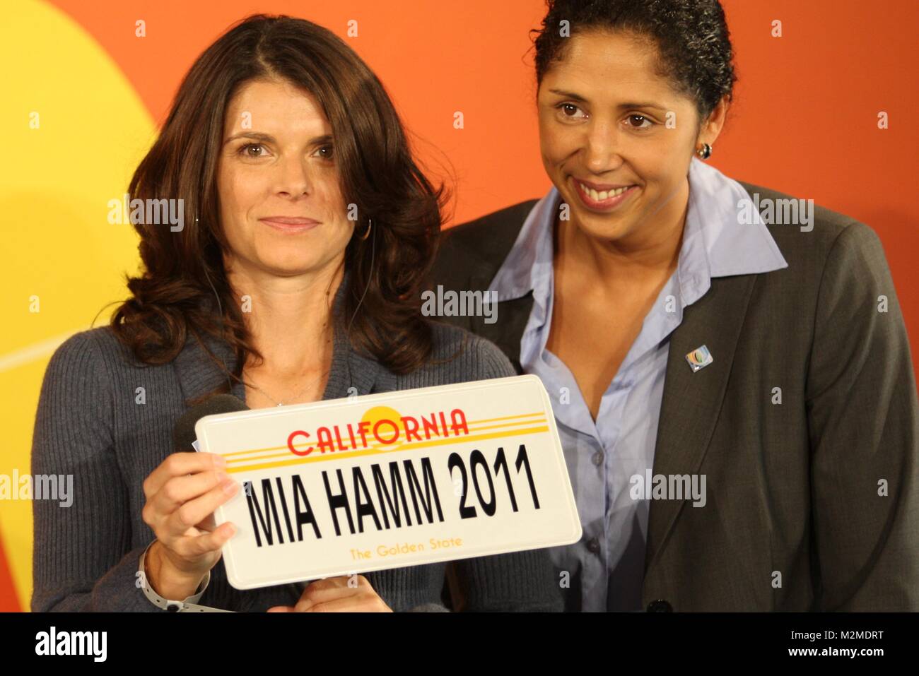 Im Rahmen des Länderspiels Deutschland gegen die USA (29.10.2009, Augsburg) wurde die ehemalige Weltfußballerin Mia Hamm als internationale Botschafterin für die Frauenfußball-Weltmeisterschaft 2011 in Deutschland vorgestellt. Stock Photo