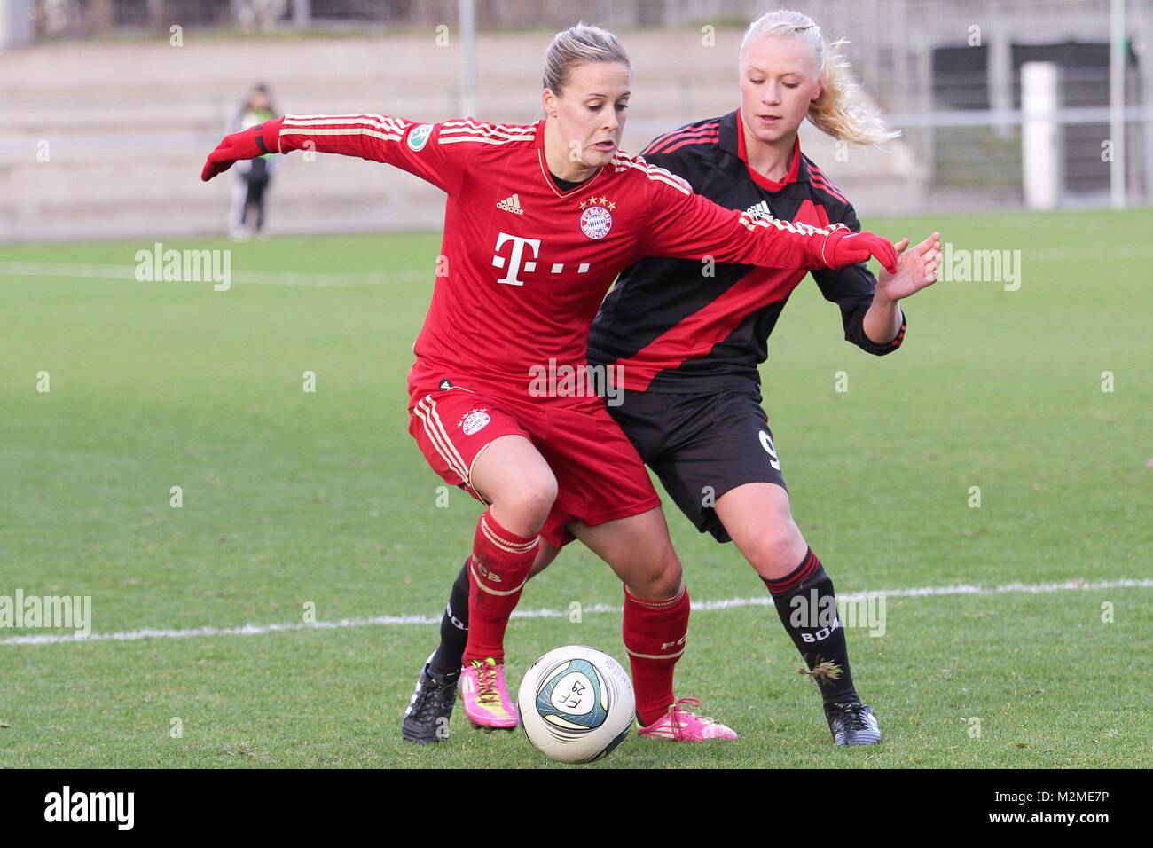 von links: Vanessa Bürki (FC Bayern München), Merle Barth (Bayer 04 Leverkusen) Stock Photo