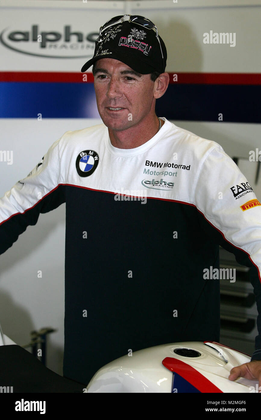 Troy Corser präsentiert bei einen Pressetermin im Vorfeld zur Hannspree Superbike WM am 03.09.2009 auf dem Nürburgring in der BMW-Box die  BMW S 1000. Stock Photo