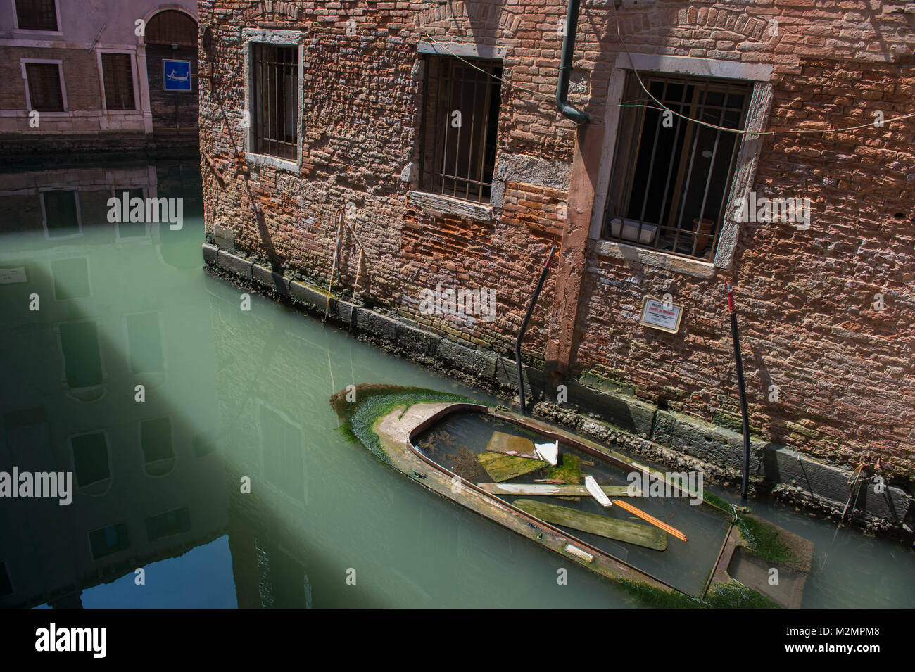 Venice, Italy. Sink boat in the canal Stock Photo Alamy