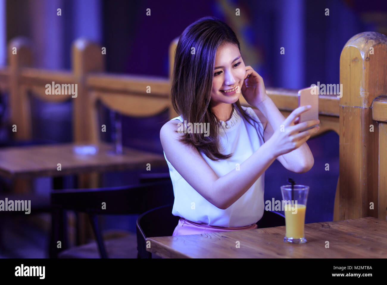 Young women in the coffee shop Stock Photo - Alamy