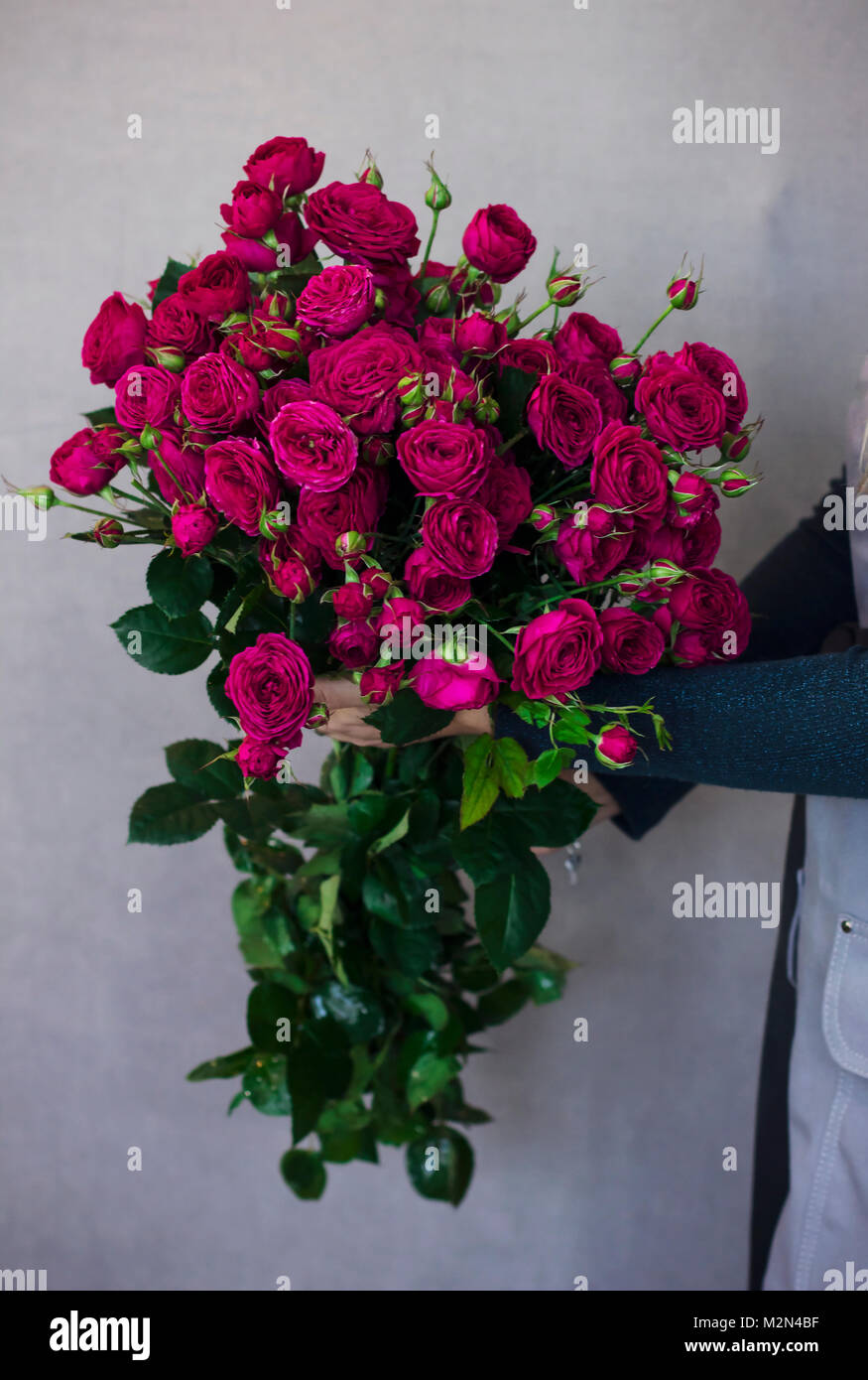 Young woman holding big rustic bouquet of roses Stock Photo - Alamy