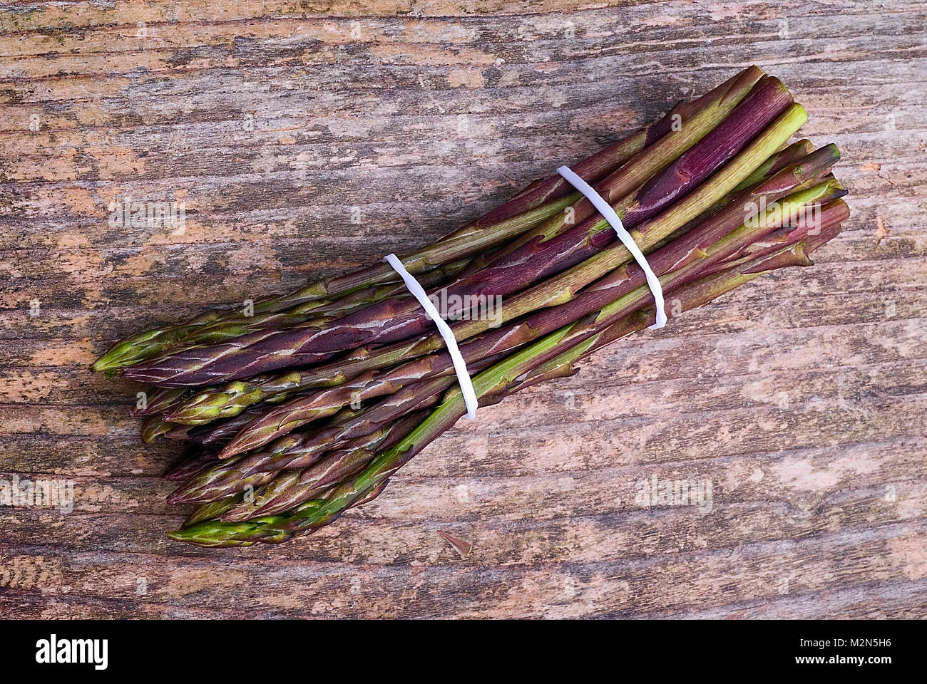 Bunch of wild asparagus  (Asparagus acutifolius) on wooden table Stock Photo