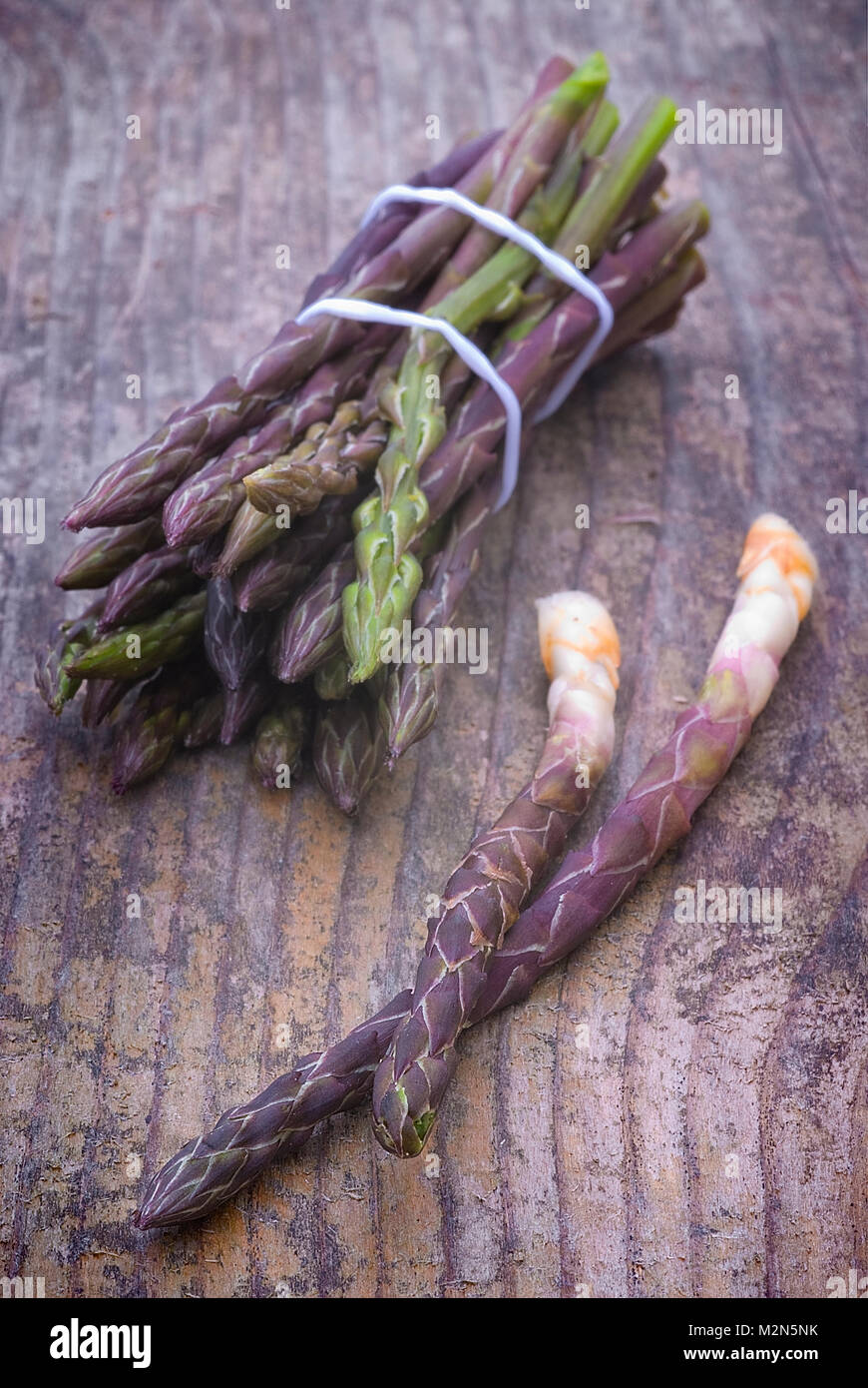 Bunch of wild asparagus  (Asparagus acutifolius) on wooden table Stock Photo
