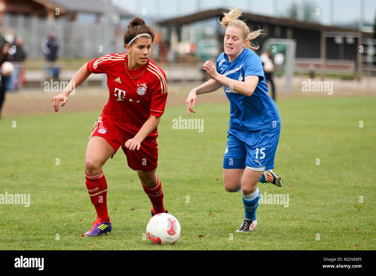 von links: Sarah Hagen (FC Bayern München), Stefanie Zinner (TSG 1899 Hoffenheim) Stock Photo