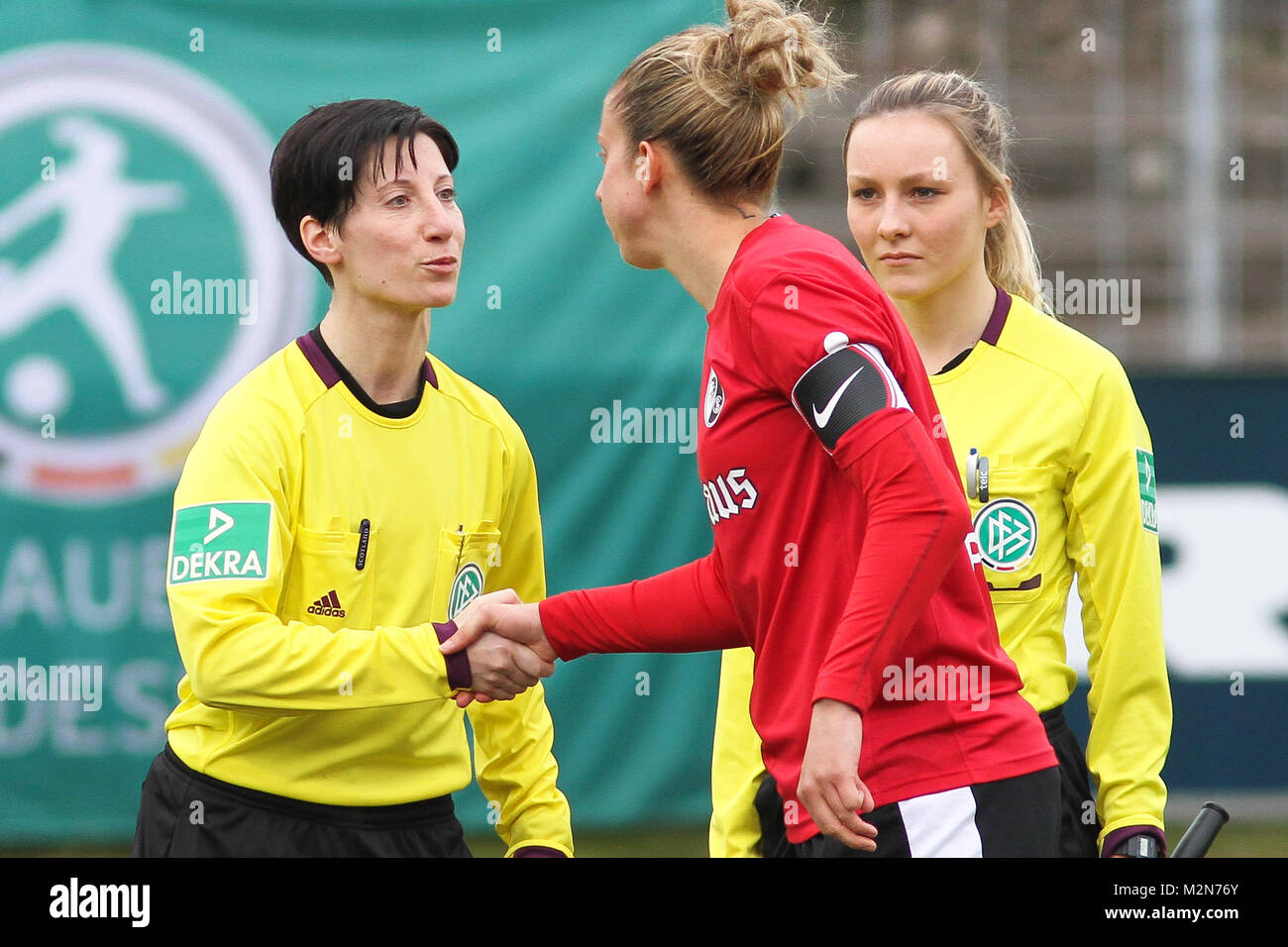von links: Marina Wozniak (Schiedsrichterin) Stock Photo
