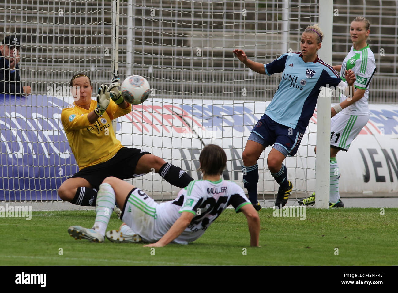 Martina Müller (VfL Wolfsburg) scheitert an Stenia Michel (FF USV Jena) Stock Photo