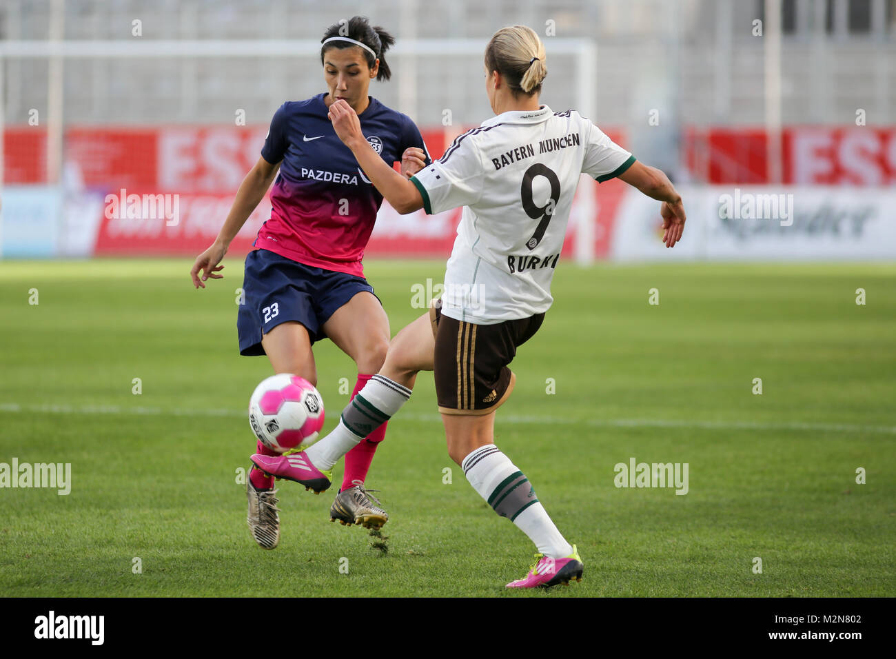 von links: Sara Doorsoun (SGS Essen) und Vanessa Bürki (FC Bayern München) Stock Photo