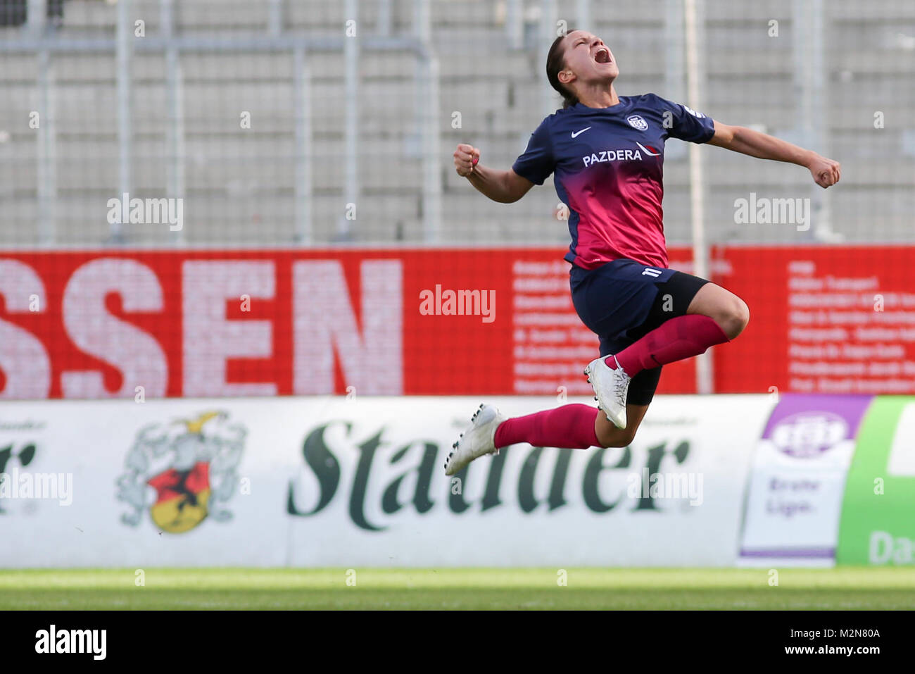 Irini Ioannidou (SGS Essen) springt vor Freude über ihr Tor in die Luft Stock Photo