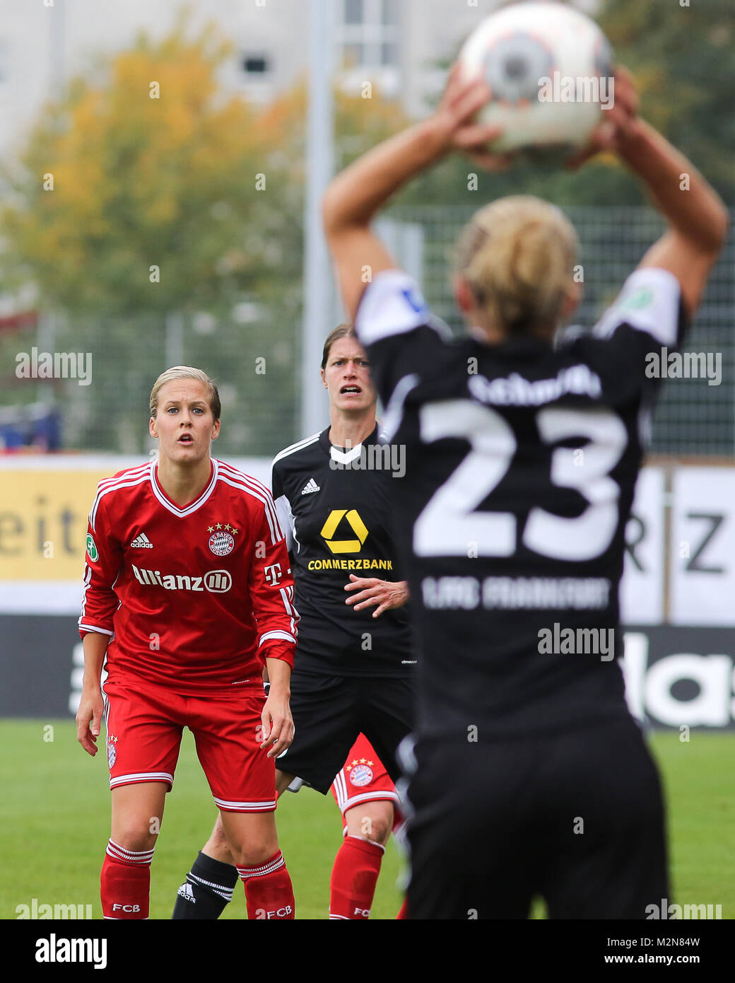 Einwurf Bianca Schmidt (1. FFC Frankfurt). Vanessa Bürki (FC Bayern München) und Kerstin Garefrekes (1. FFC Frankfurt) erwarten den Ball. Stock Photo