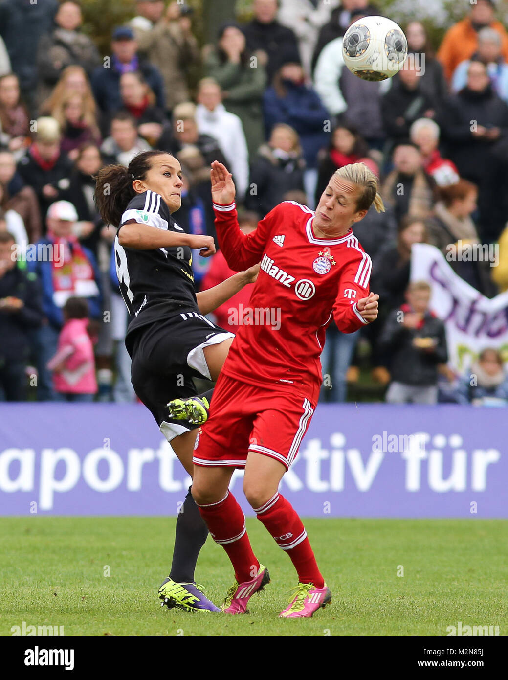 von links: Lira Bajramaj (1. FFC Frankfurt) und Vanessa Bürki (FC Bayern München) Stock Photo
