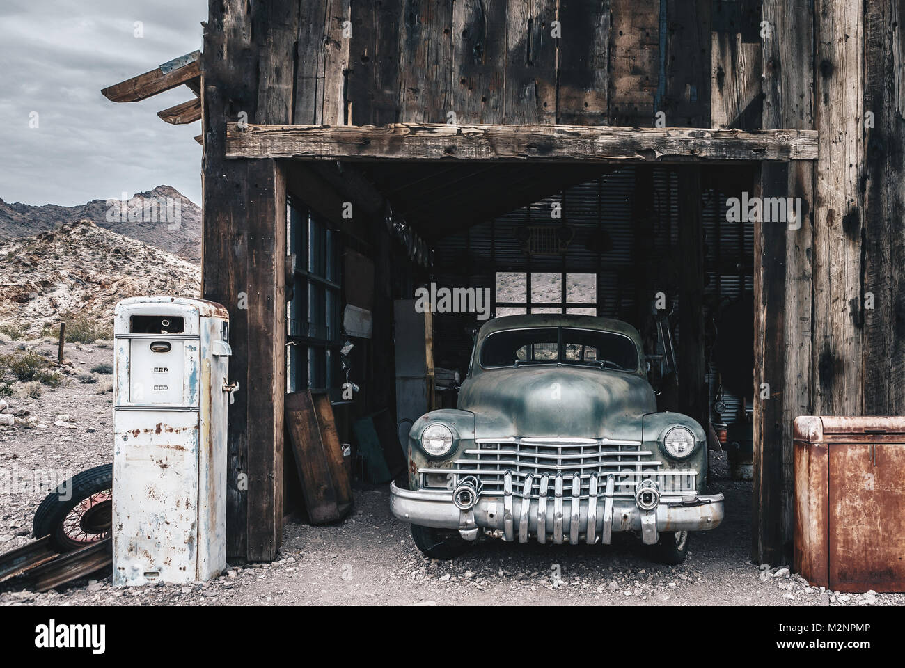 Old vintage car truck abandoned in the desert Stock Photo - Alamy