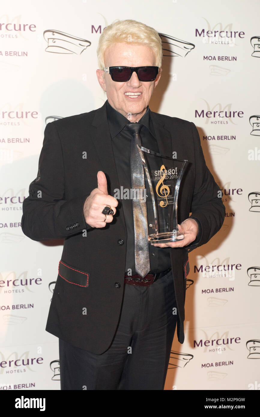 Heino hält seinen Award in seiner Hand bei der smago! Award 2016 Preisverleihung im Mercure Hotel MOA Berlin. Stock Photo