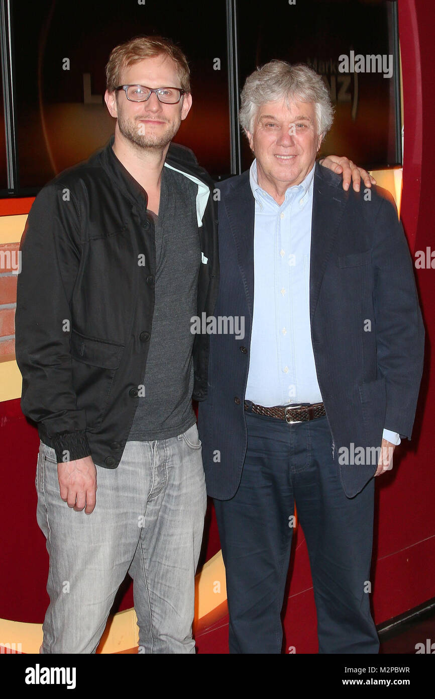 rolf zuckowski musiker komponist produzent mit sohn alexander ali zuckowski komponist produzent aufzeichnung von markus lanz im studio stahltwietem hamburg 20 05 2014 stock photo alamy