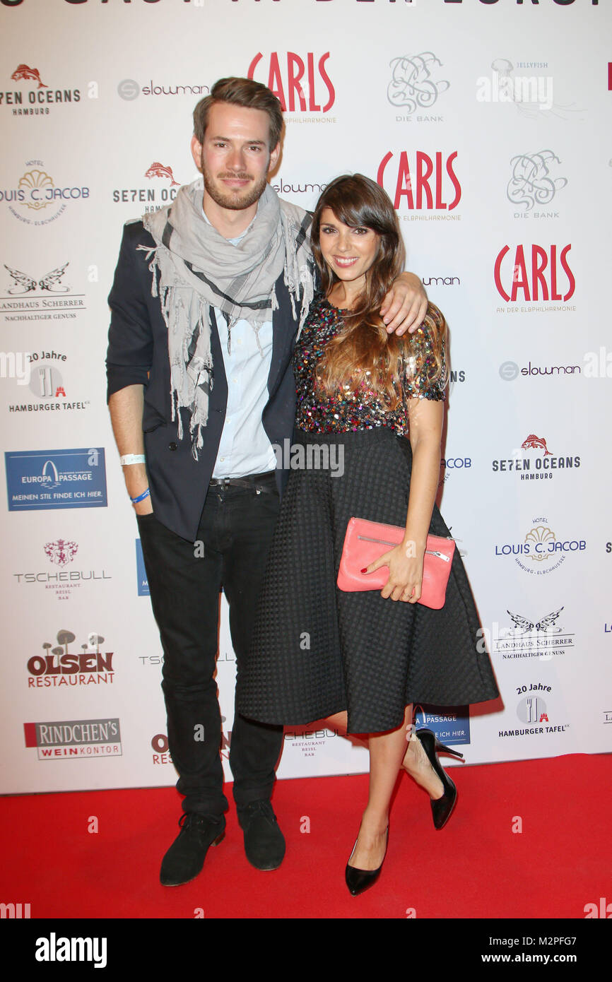 Johannes Strate (Revolverheld) mit Partnerin)Anna Angelina Wolfers, Charity Kochen von Hamburger Kuechenchefs Startveranstaltung fuer die Hamburger Tafel in der Europa Passage, Hamburg, 11.09.2014 Stock Photo