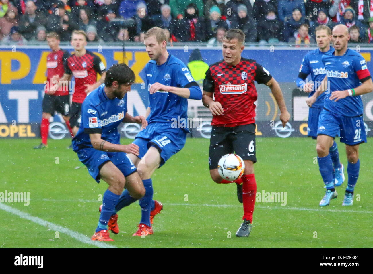 Amir Abrashi (Freiburg), Dritter von links, versucht sich hier gegen zwei Paderborner Spieler durchzusetzen. Fussball: 2.BL. - 15/16 - SC Freiburg vs. SC Paderborn Stock Photo