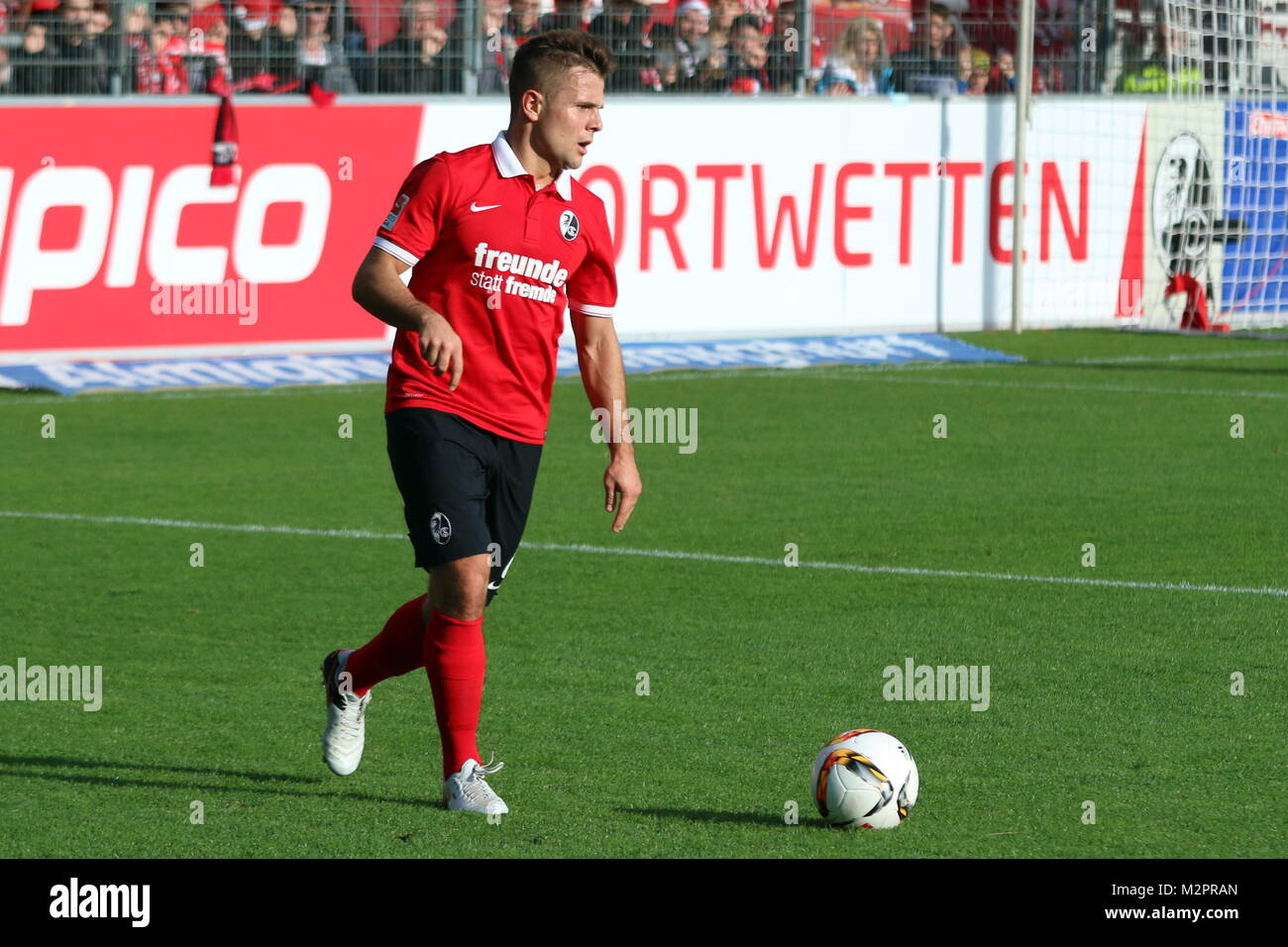 Amir Abrashi (Freiburg) mit Ball trägt das Sondertrikot 'Freunde statt Fremde' - Fussball: 2.BL. - 15/16 - SC Freiburg vs. Union Berlin Stock Photo