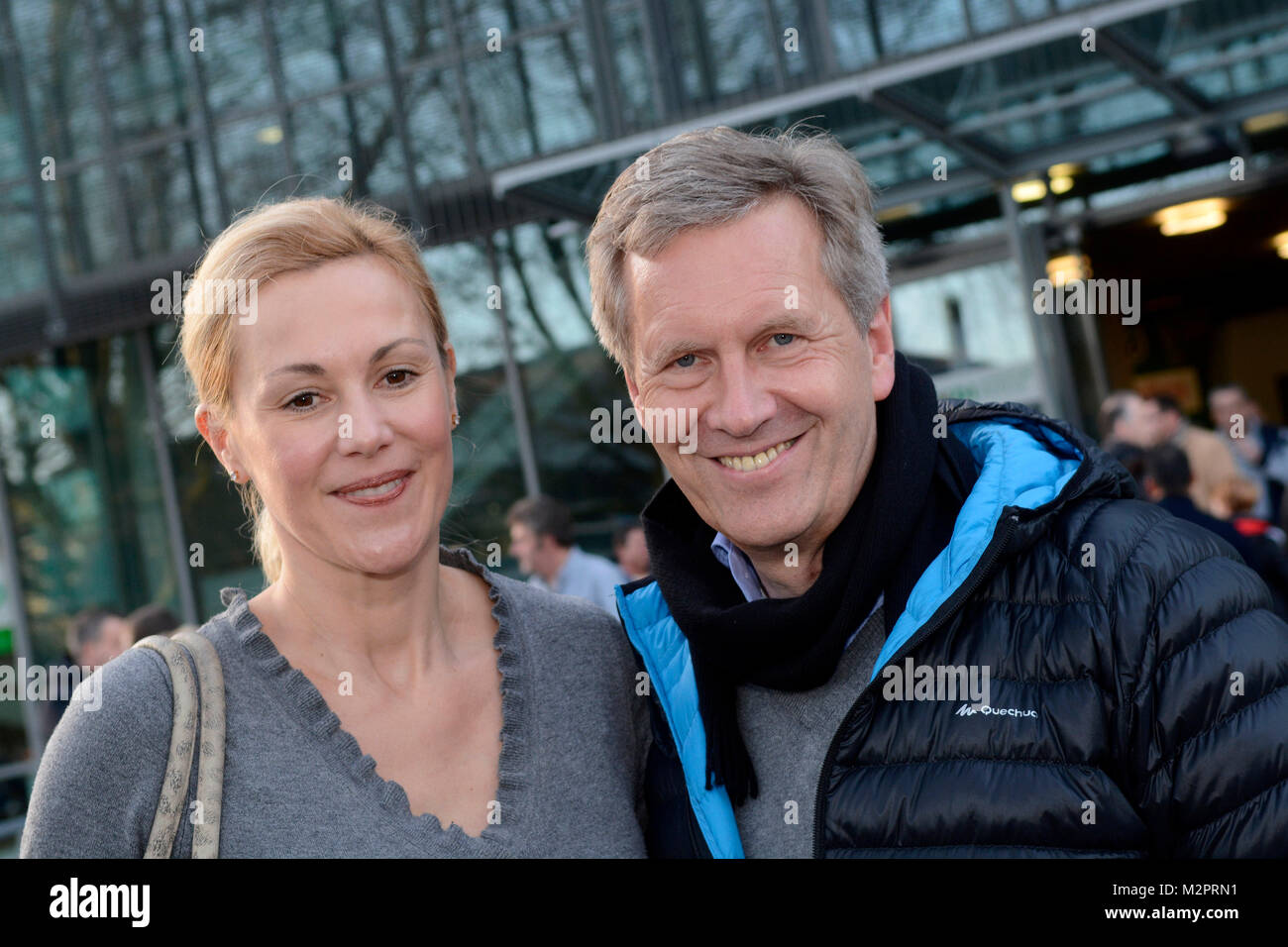 Ex-.Bundespräsident Christian Wulff mit Frau Bettina Wulff bei der Fussballbundesliga-Begegnung Hannover 96 gegen den FC Bayern München in der HDI Arena in Hannover am 19.12.2015 Stock Photo