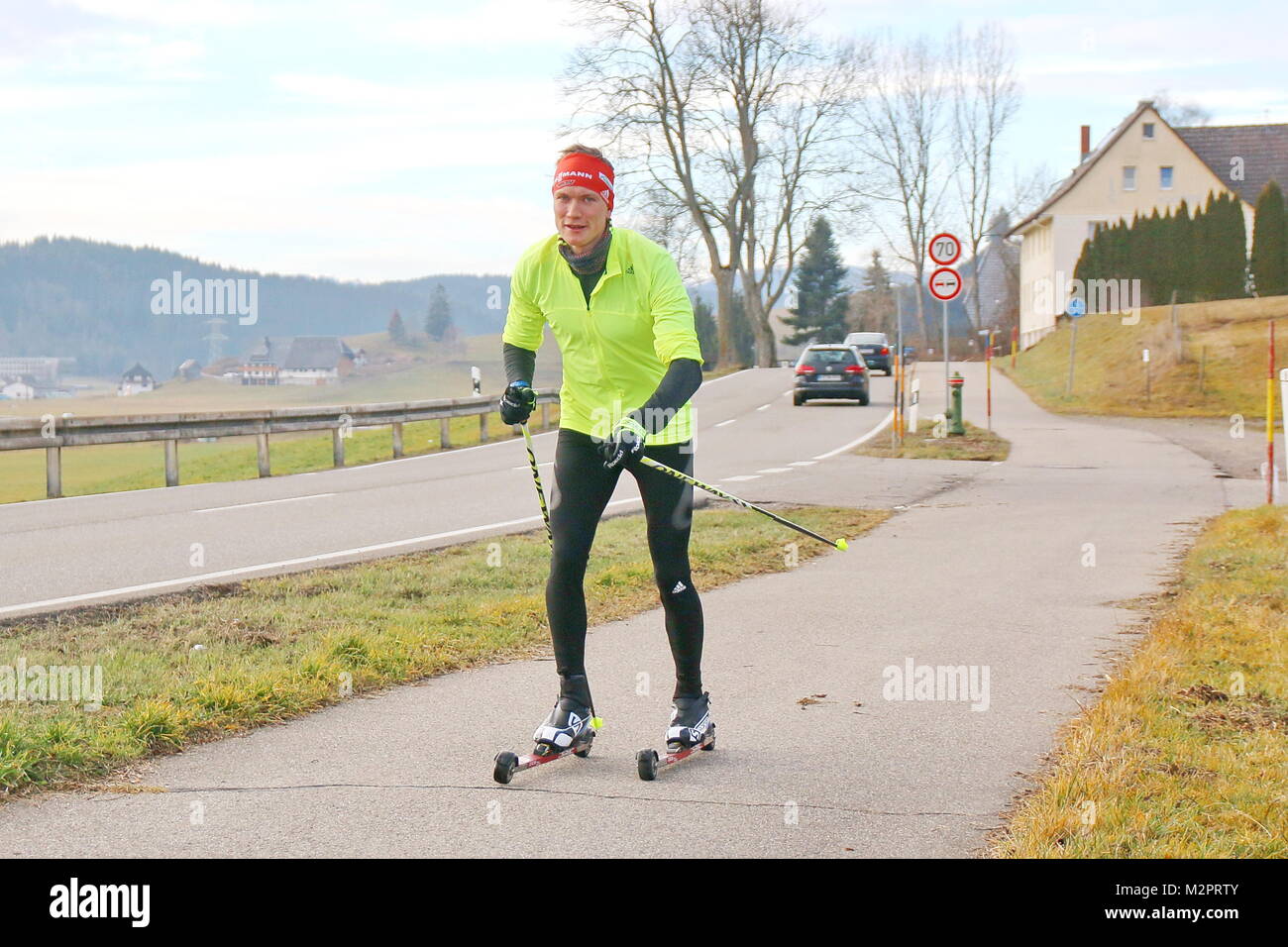 von Joachim Hahne   Hinterzarten/Biathlon: Grüne Weihnachten weit und breit in ganz Mitteleuropa. Skiliftbesitzer und die Tourismusbranche klagen über hohe Einnahmenverluste. Bei Temperaturen, teilweise über der 10 Grad-Celsius-Marke können die Wintersportler nicht ihrem weißen Hobby frönen. Und so musste sich auch Weltcup-Biathlet Benedikt Doll an Heilig Abend statt der Skatingski die Skiroller unter die Füße schnallen, um wenigstens die notwendigen Trainingskilometer absolvieren zu können. 'Das ist derzeit alles nicht so schön', sagte der aktuelle Weltcup-Neunte aus Hinterzarten angesichts d Stock Photo