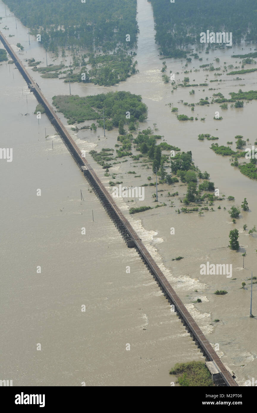 NORCO, La. Army Chief of Staff Gen. Martin Dempsey takes an aerial