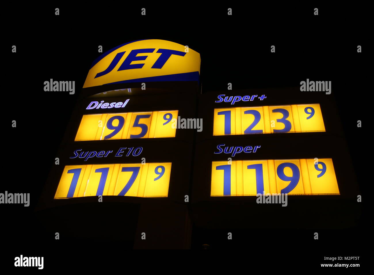 Tankstelle mit Preistafel - Spritpreise auf Jahrestief.  Die Autofahrer dürfen sich freuen, auch zum Jahreswechsel lagen die Spritpreise auf einem Jahrestief. Stock Photo