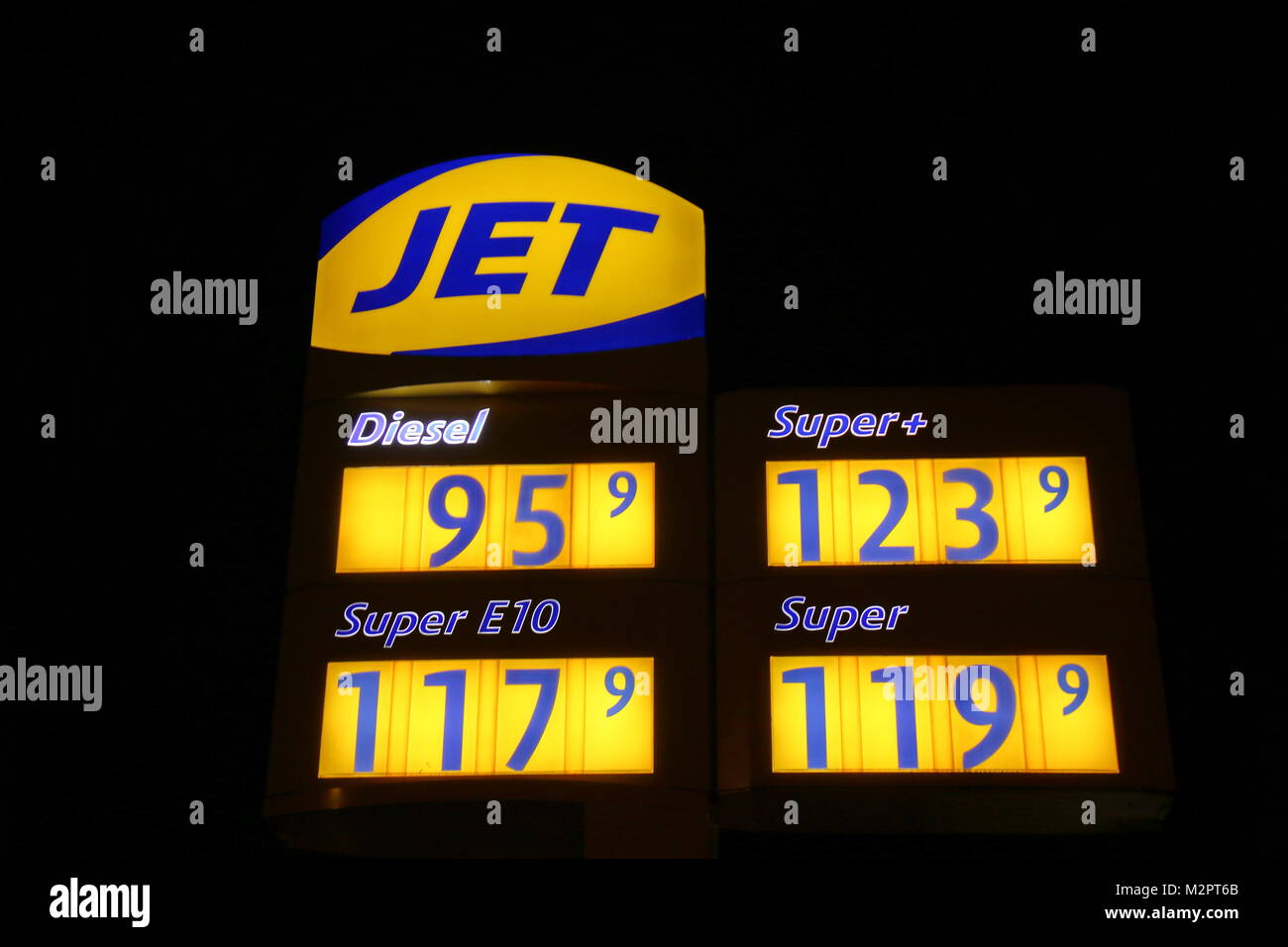 Tankstelle mit Preistafel - Spritpreise auf Jahrestief.  Die Autofahrer dürfen sich freuen, auch zum Jahreswechsel lagen die Spritpreise auf einem Jahrestief. Stock Photo