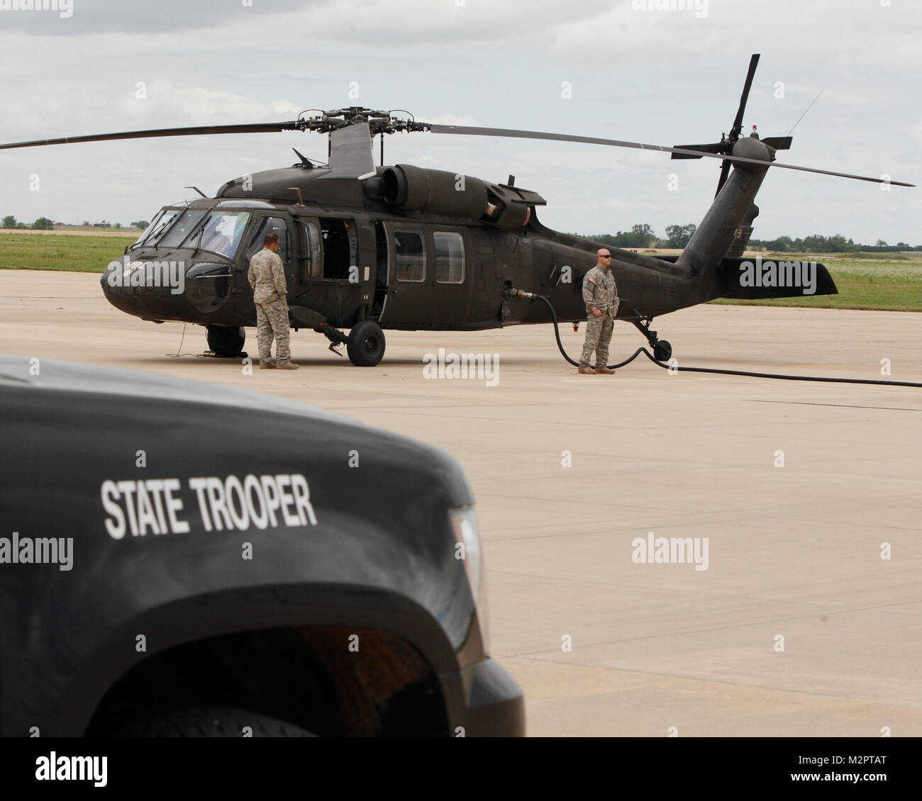 A Oklahoma Army National Guard UH-60 Blackhawk helicopter refuels while ...